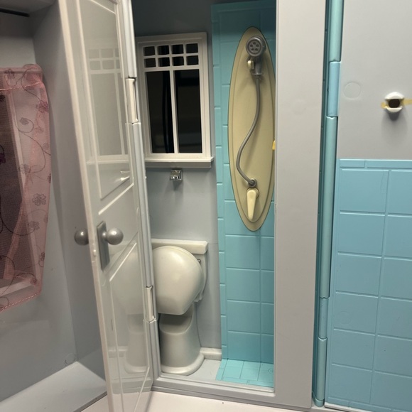 Vintage Barbie -totally real- fold n go house. Dryer spins- door bell rings- - Picture 9 of 10